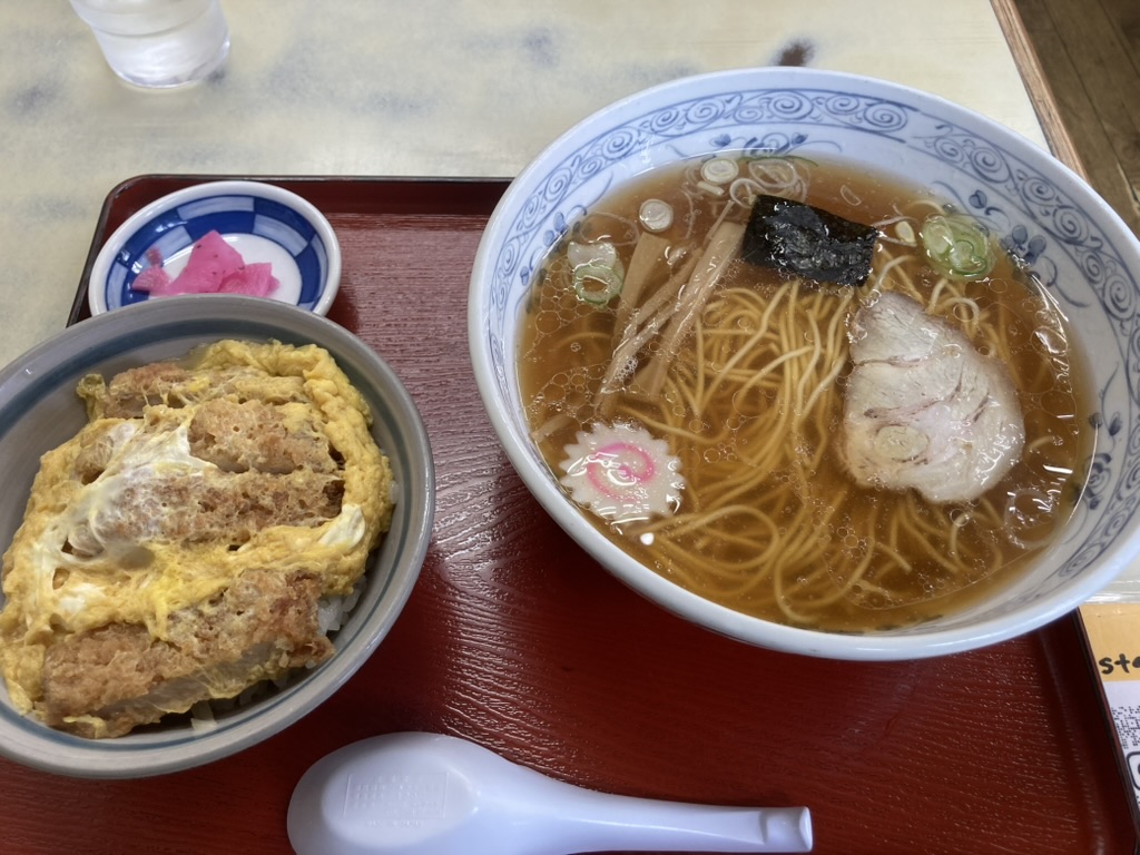 蕎麦屋なのにラーメンがうまいと噂の泉区南光台、清水屋でカツ丼セット。
