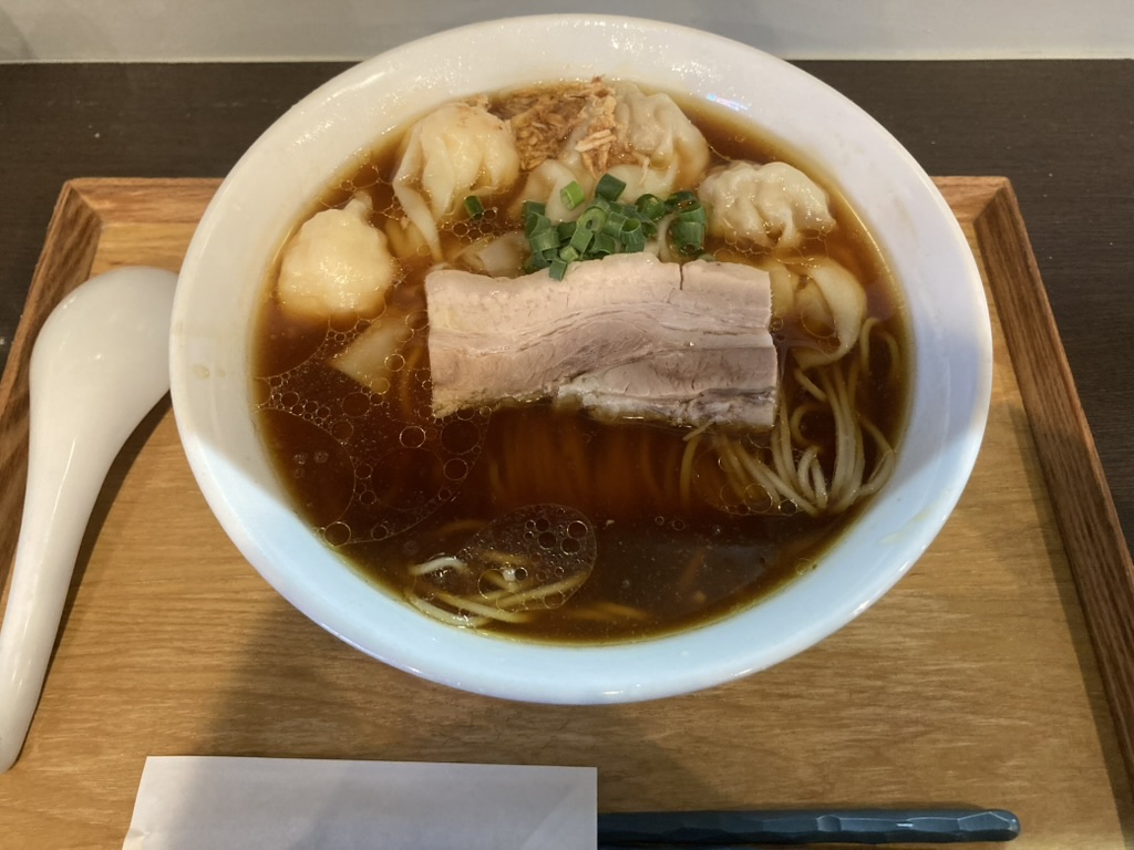 泉区南光台の人気店、あはれ。東京、下北沢に進出に伴い、しばらく閉店するようです。ワンタン付きの醤油ラーメン。