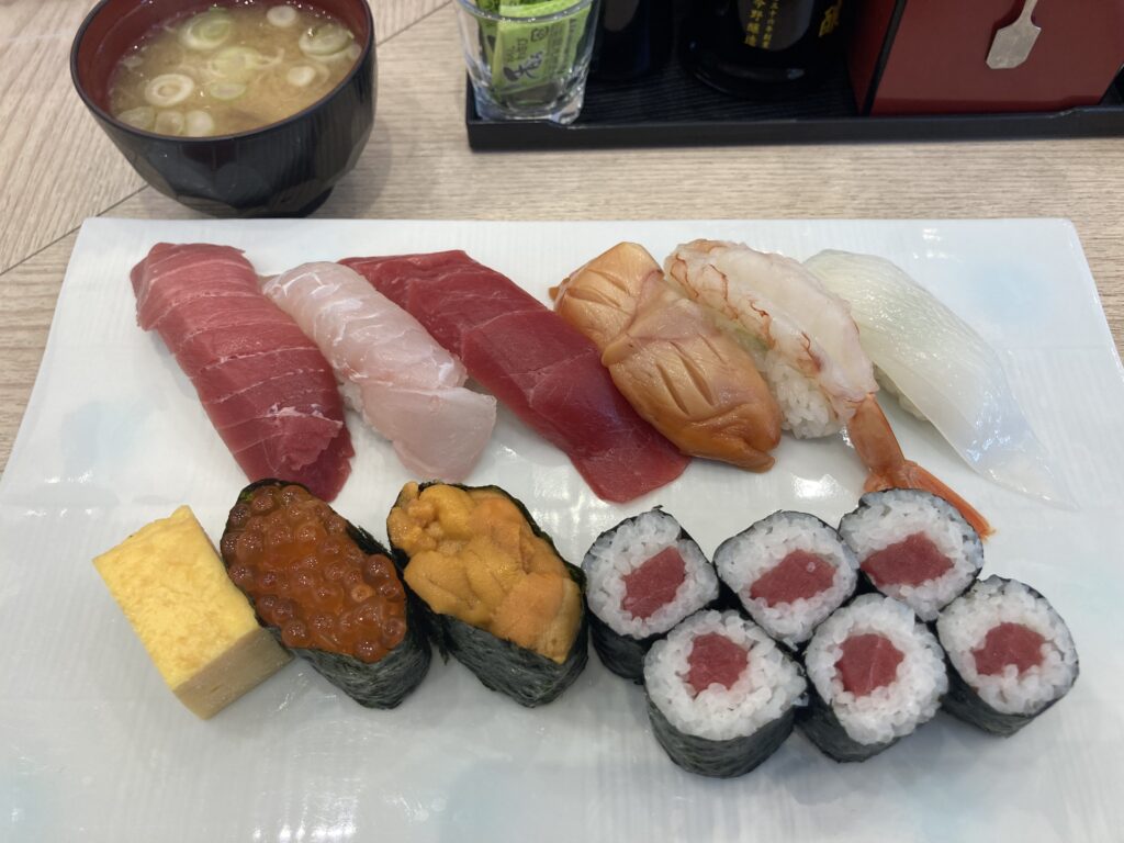 宮城県塩釜市の「廻鮮寿司塩釜港」で提供される新鮮なネタが並ぶ豪華な寿司盛り合わせ