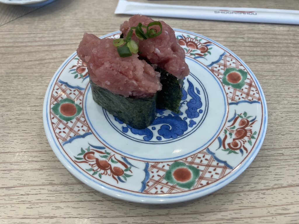 宮城県塩釜市の「廻鮮寿司塩釜港」で提供されるボリューム豊富なネタが特徴のネギトロ軍艦