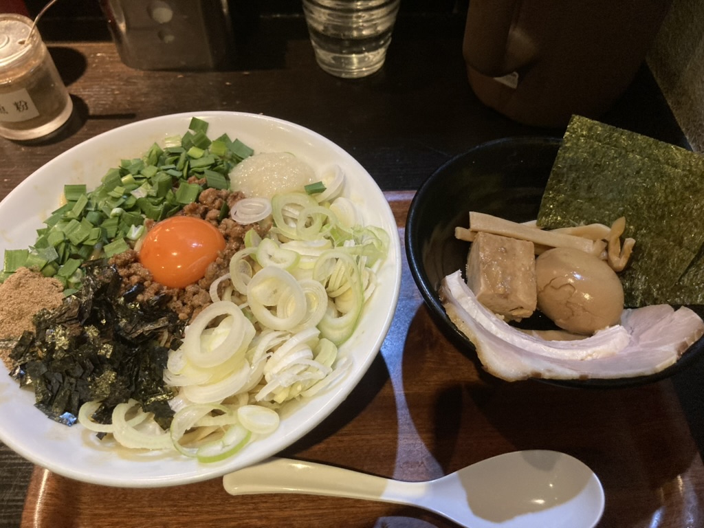 つけ麺屋しずくで人気の台湾まぜそば、最後の追い飯が最高。