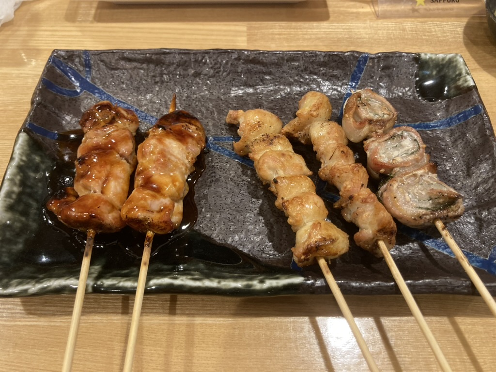 串鳥番外地本町店に入店。水曜日のハッピーアワーでお得に飲めました。串焼きも最高。