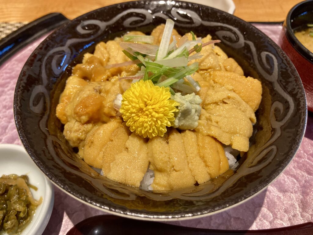 宮城県本吉郡南三陸町志津川御前下に店を構える「季節料理 志のや」さんのキラキラウニ丼。