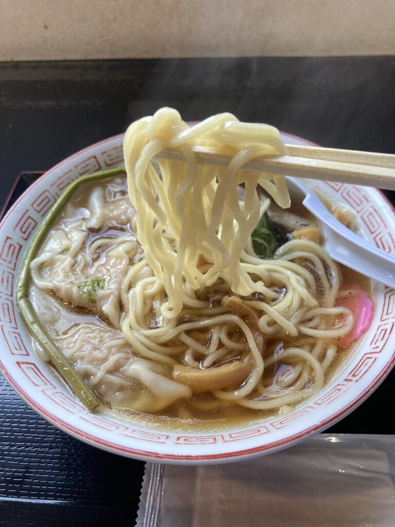 山形県山形市南原町に店を構える「らー麺 Do・Ni・Bo(ドニボ)」のワンタン入り朝ラー