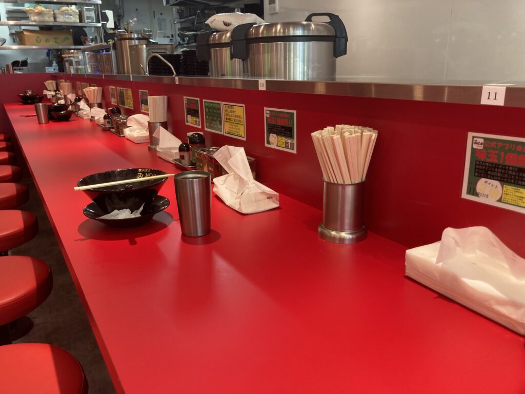 横浜家系ラーメンみどり、仙台広瀬通り店のお店の様子、カウンター席