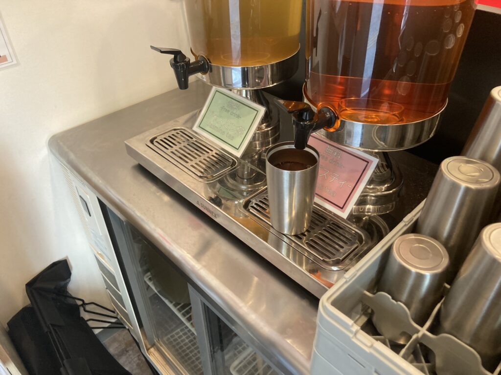 横浜家系ラーメンみどり、仙台広瀬通り店のセルフお茶コーナー