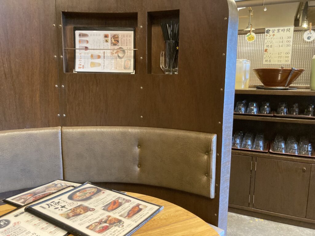 宮城県富谷市鷹乃杜、国道4号線沿いに店を構える和食感イエローファクトリーの店内の様子