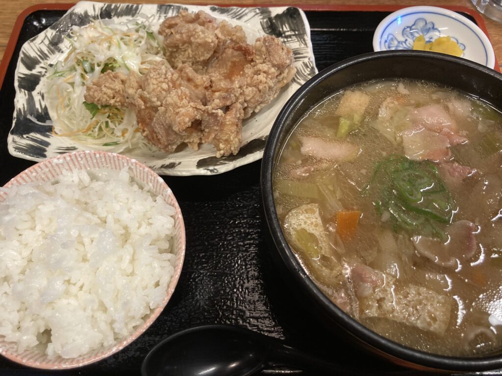 宮城県富谷市鷹乃杜、国道4号線沿いに店を構える和食感イエローファクトリーの野菜たくさんの豚汁と鶏から揚げ定食