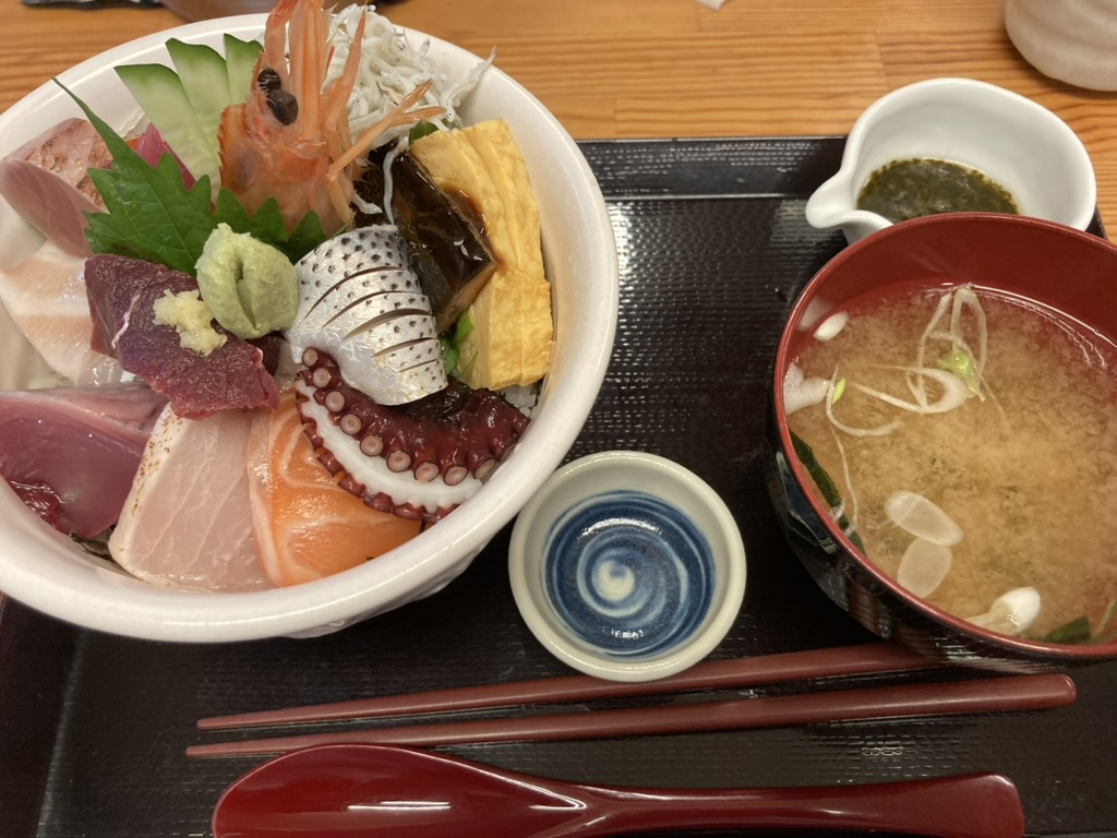 宮城県塩竈市の塩釜水産物仲卸市場の中に店を構える塩竈市場食堂只野の朝丼