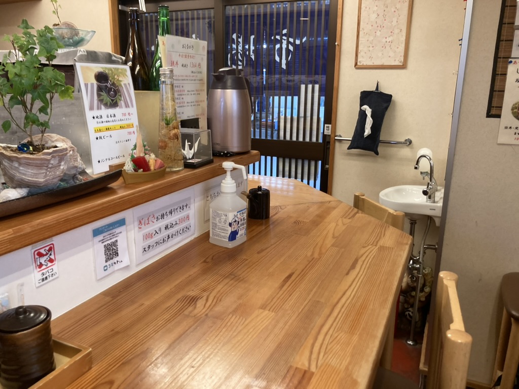 宮城県塩竈市の塩釜水産物仲卸市場の中に店を構える塩竈市場食堂只野の店内の様子